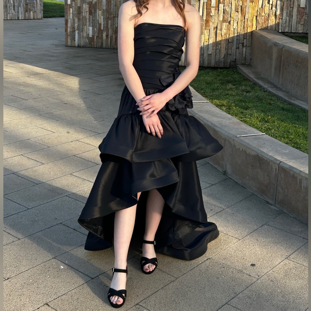 🖤 EUC Gorgeous Black Strapless Evening Dress with Rosette Hi-lo Hem Size 0